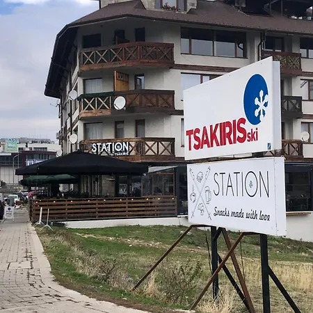 Artistic Neon アパート *